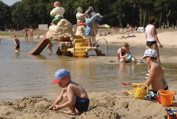 Strand bij de zwemvijver | Bospark 't Wolfsven